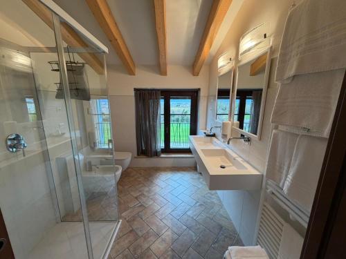 a bathroom with a shower and a sink and a toilet at agriturismo2laghi in Ponti Sul Mincio