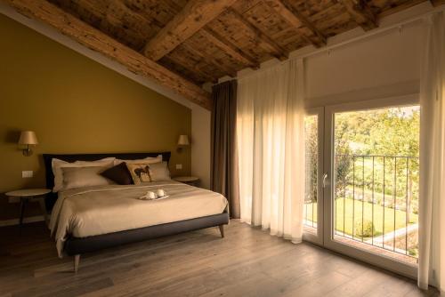 a bedroom with a bed and a sliding glass door at Agriturismo Relais Maddalene101 in Vicenza