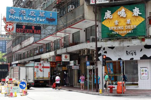 een straat met mensen op straat bij Hop Inn in Hong Kong
