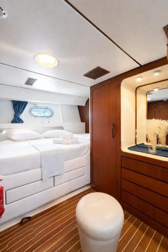a bedroom with a large bed and a mirror at Sea Panther in Il-Gżira