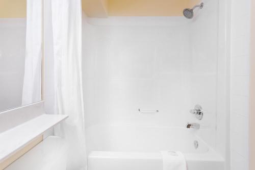 Ванная комната в Ramada by Wyndham Hinton