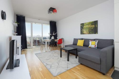 Modern Apartment with a Balcony and 2 Parking Spaces by Noclegi Renters