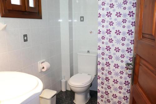 a bathroom with a toilet and a sink at El Mar in Kómboi