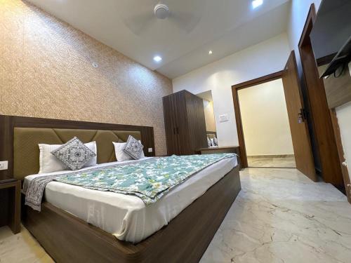 a bedroom with a large bed in a room at Shree Ram Palace in Chhatikara