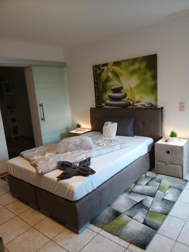 a bed with a black bow on it in a bedroom at Ferienwohnung May in Seiwerath