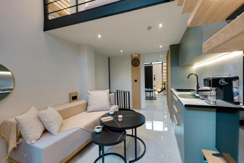 Wood Vibes Athens Central Maisonette