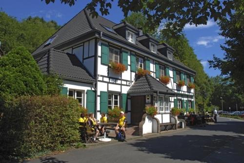 een groep mensen die buiten een gebouw zitten bij Wißkirchen Hotel & Restaurant in Odenthal