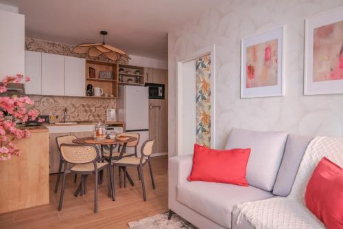 un soggiorno con un divano e un tavolo di MELE flat a Valencia