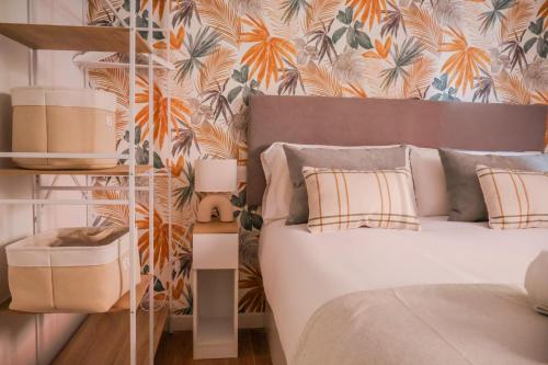 una camera da letto con un letto e una carta da parati tropicale di MELE flat a Valencia