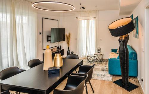 a living room with a black table and chairs at Ariom Apartments in Moniga