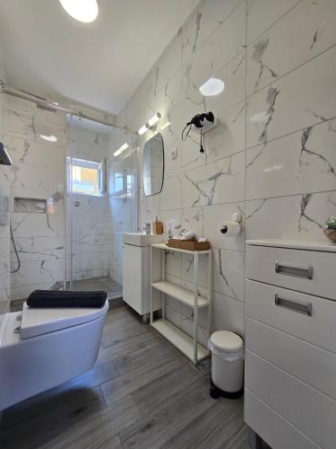 a bathroom with a tub and a toilet and a sink at Apartman Gloria Sajam - Senjačka pijaca in Senjak (historical)