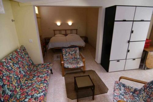 a bedroom with a bed and a couch and a table at Estupendo bungalow cerca del mar in Maspalomas