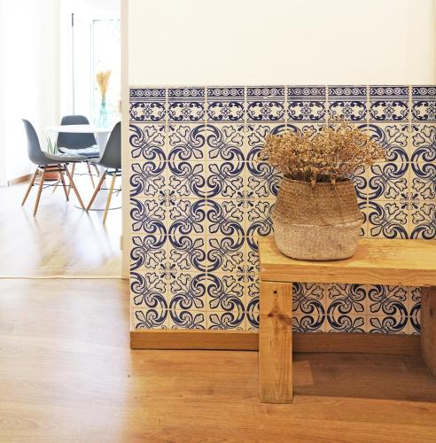 a room with a table with a potted plant on a wall at Casa Saint Yves in Setúbal