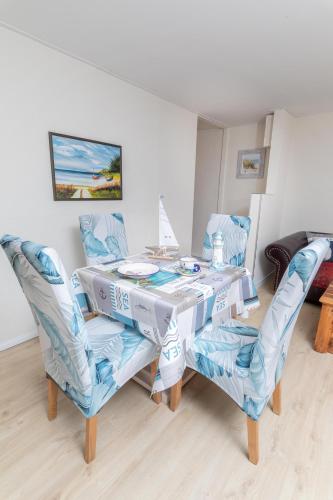 a dining room with a table and chairs at Hundeparadies "Bodden Paradise Cottage" in Pruchten