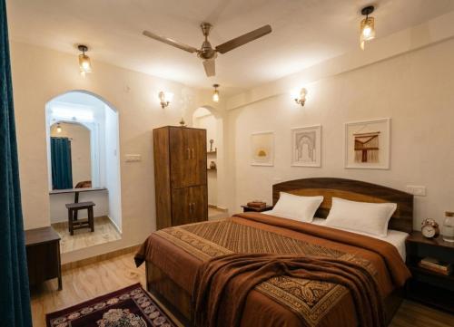 a bedroom with a large bed and a mirror at Batohi hotel cafe & Restaurant in Devaprayāg