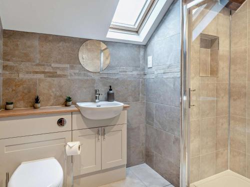 a bathroom with a toilet and a sink and a shower at 2 Bed in Crickhowell oc-mawrw in Cwm-du