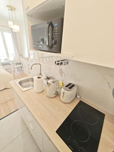Charming Bright Studio 3 Min Walk to Opéra for 2