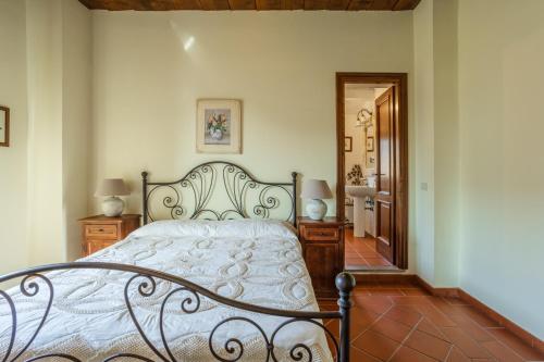 a bedroom with a bed and a bathroom at Agriturismo i Due Casini in Riano