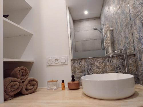 a bathroom with a white tub and a sink at Vkls Appartement 1 in Languidic