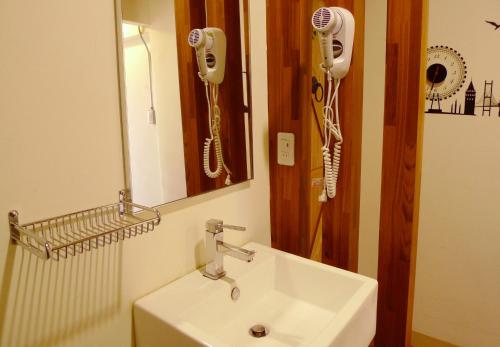 Vonios kambarys apgyvendinimo įstaigoje Knock Knock Hostel