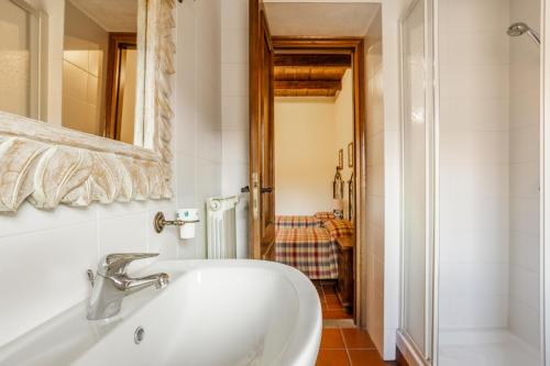 a bathroom with a white sink and a mirror at Agriturismo i Due Casini in Riano