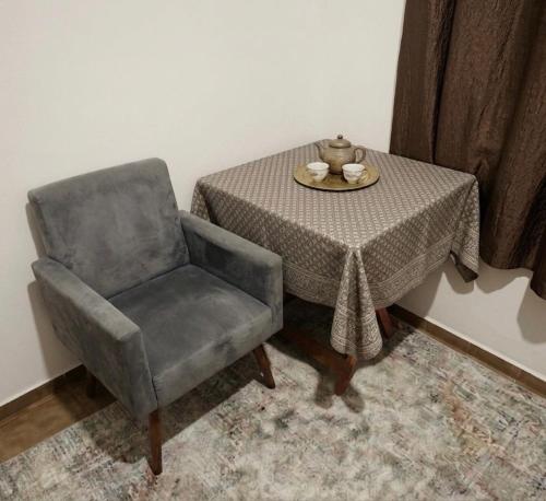 a table with a chair and a table with a tableablish at Quarto Individual - Centro Rio Verde in Rio Verde