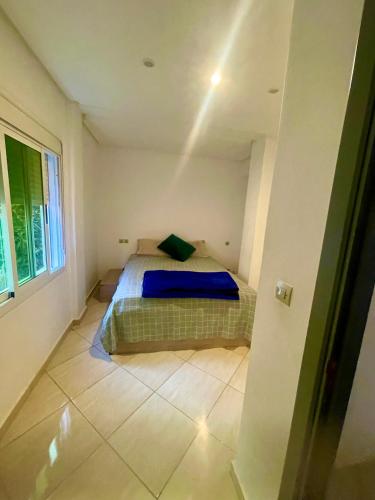 a small bedroom with a bed and a window at Apparemment BAHRA in Taza