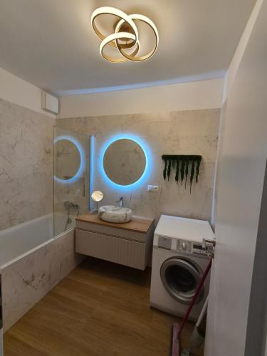 a bathroom with a washing machine and a washer at 365 apartmány AUPARK in Piešťany
