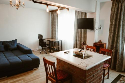 ein Wohnzimmer mit Sofa und Tisch in der Unterkunft COM Home Tarnaveni - Free Parking - 24h Self check-in in Tîrnăveni