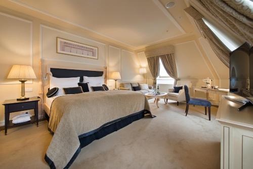 - une chambre avec un grand lit et un salon dans l'établissement Wilson Palace, à Bratislava
