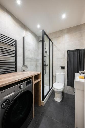 a bathroom with a toilet and a washing machine at Sky Lodge - Vieux Nice in Nice