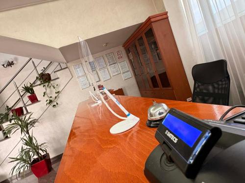 an office with a desk with a laptop computer on it at Hotel Emma West in Craiova