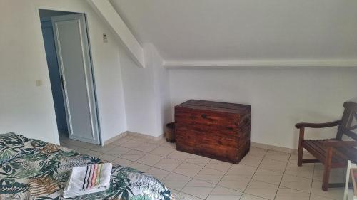 a bedroom with a bed and a wooden chest at Sur le Chemin d'Arles in Lescar