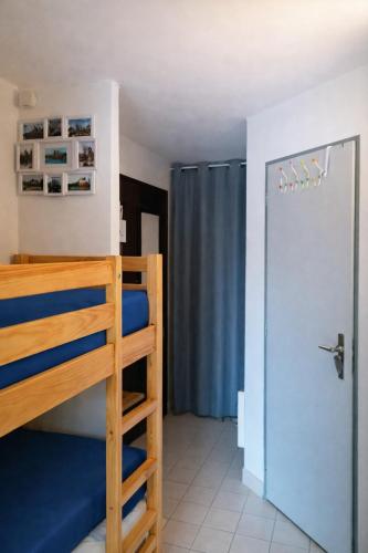 a bedroom with a bunk bed and a door at Le VALLON à POR-NIC in Pornic
