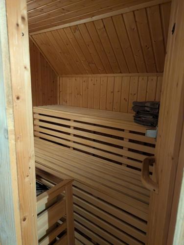 eine Sauna mit Holzvertäfelung und Holzdecke in der Unterkunft FeWo Opolt mit Sauna in Medebach