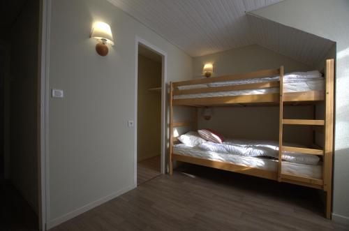 pokój z łóżkiem piętrowym z 2 łóżkami piętrowymi w obiekcie Orient Village w mieście Géraudot