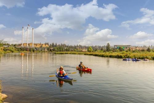 a group of people in kayaks on a river at Comfortable condo with shared pool SHARC passes trails and more in Sunriver