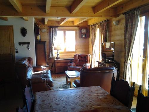 - un salon avec des fauteuils en cuir et une table dans l'établissement SCI Chalet Dempure, à Isola 2000