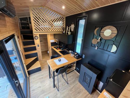 ein winziges Haus mit Küche und Esszimmer in der Unterkunft Tiny BlackandWood in Redu