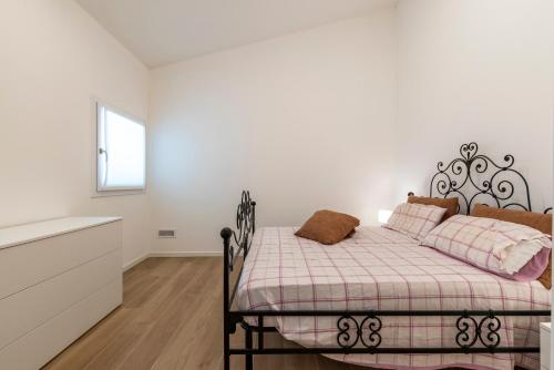 a bedroom with a bed in a room with a window at Serraglia Guest House in San Trovaso