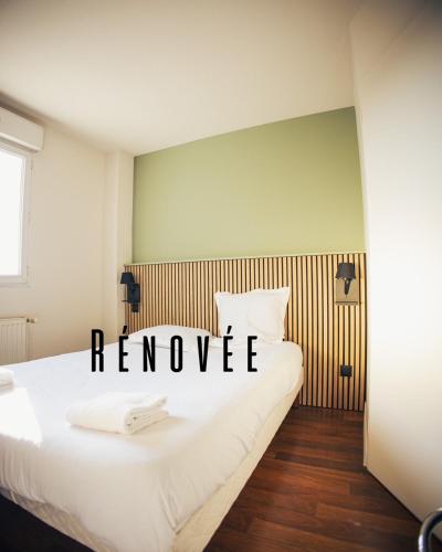 a bedroom with a bed with the word remove written on it at Hôtel Nova Adult Only- Villefranche sur Saône in Limas