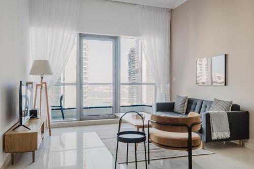 Blueground Dubai Marina pool AC nr JBR Beach DXB-1639