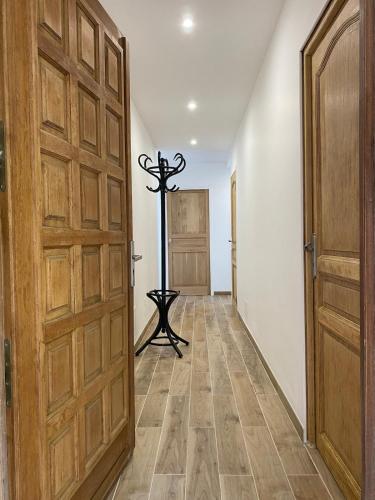 a hallway with a large wooden door and a floor at Duplex face à la mer in Saint-Florent
