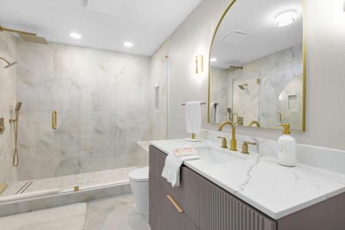 a bathroom with a sink and a shower at Buena Vida 22 - A in Navarre