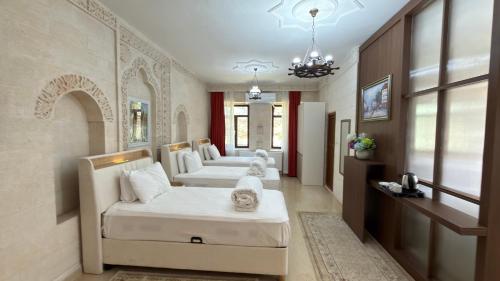 ein Schlafzimmer mit zwei Betten in einem Zimmer in der Unterkunft Turabdin Hotel in Midyat