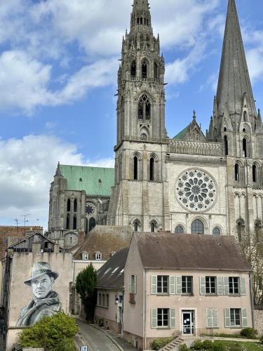 a large cathedral with a clock tower and a large building at Les Soeurs · Vue cathédrale · Chartres centre in Chartres