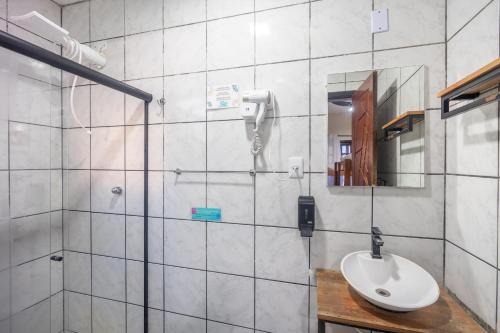 ein Badezimmer mit Waschbecken und Dusche in der Unterkunft Mahalo Hostel in Abraão