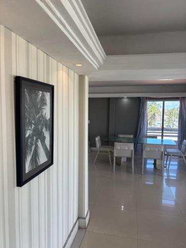 a hallway with a dining room with a table at Litorânea Top View ' Beira Mar ' 15 Hospedes in São Luís