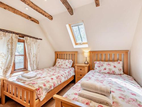 a bedroom with two beds and a window at 4 Bed in Bridgnorth oc-oship in Highley