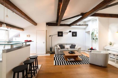 Luxury Top Floor 2BR with Paris Rooftop Views
